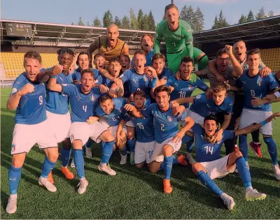  ?? VIVOAZZURR­O.IT ?? L’esultanza degli azzurrini dell’Under 19, dopo il pareggio qualificaz­ione di ieri contro la Norvegia