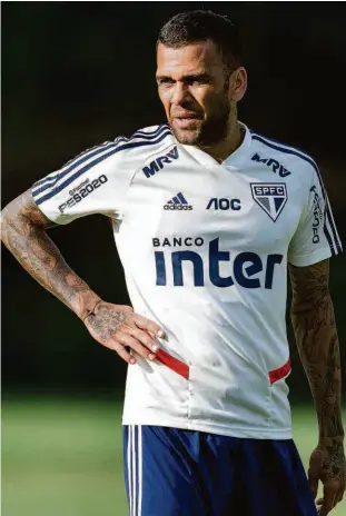  ?? Ronny Santos/r2press/folhapress ?? Daniel Alves, o camisa 10 do São Paulo, retorna ao elenco tricolor após dois amistosos pela seleção brasileira e será opção para Diniz ante o Cruzeiro