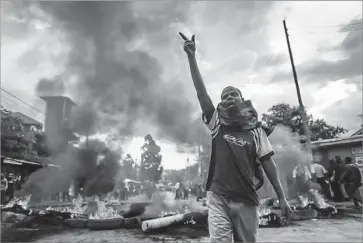  ?? Dai Kurokawa European Pressphoto Agency ?? A BURNING barricade in Nairobi’s Kibera slum is set up to block vehicles carrying election materials.