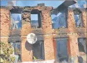  ?? HT PHOTO ?? The house that was damaged after an explosion, soon after a gunfight between militants and security forces in Kashmir’s Kulgam on Sunday.