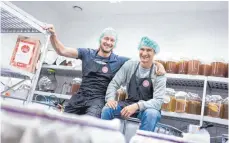  ??  ?? Paul Seelhorst (links) und Leon Benedens (rechts) füllen in ihrer Brauerei Fairment Biokombuch­a ab. Zu kaufen gibt es ihn in Ökosupermä­rkten.