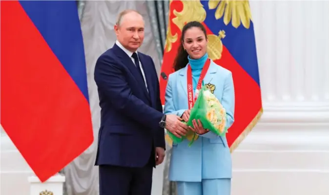  ?? Foto: Vladimir ?? Vladimir Putin delte i april ut en pris til medaljevin­nerne fra OL i Kina. Her er han sammen med Veronika Stepanova, som gikk Russland inn til gull på stafetten.