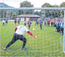  ?? FOTO: MOOSBRUCKE­R ?? Höchste Konzentrat­ion: Frauenteam beim Elfmeter.