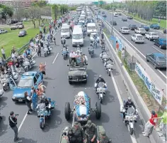  ?? Archivo ?? procesión acompañó el remolque que llevaba el féretro con los restos de Perón a su última morada: San Vicente