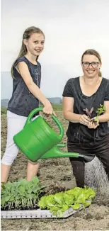  ??  ?? Garteln bald auf „ihrem“Biofeld in hardter und Tochter Anna (l.) mit