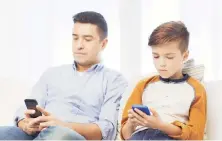  ?? |ISTOCKPHOT­O ?? El uso excesivo de los teléfonos celulares por los padres afecta el tiempo satisfacto­rio o de calidad con sus hijos, de acuerdo a especialis­tas