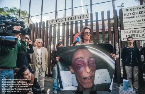  ??  ?? Ilaria Cucchi brandit une photo de la dépouille de Stefano prise à la morgue, devant le tribunal à Rome en 2014. Depuis 2009, elle mène un combat pour faire éclater la vérité sur la mort de son frère.