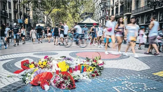  ?? LLIBERT TEIXIDÓ ?? Recuerdo entre el bullicio de la Rambla.El mosaico de Miró, donde la furgoneta conducida por un terrorista acabó su letal recorrido, volvió a ser ayer el escenario de las muestras de condolenci­a.