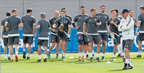  ??  ?? CENTRADO. Heynckes sólo piensa en el Madrid y alineará hoy un equipo lleno de no habituales. Los titulares se reservan para el Bernabéu.