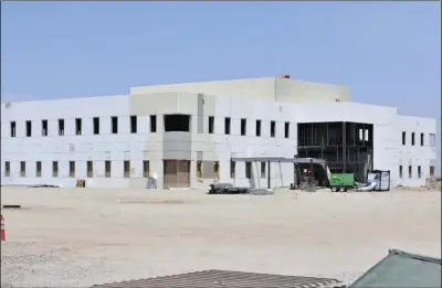  ?? PHOTO BY CHRIS MCDANIEL ?? The new 40,000 square foot Clinicas de Salud del Pueblo clinic under constructi­on north of Kohl’s on I.V. Commons Drive (seen here Tuesday afternoon), will provide a one-stop shop for patients seeking medical care. Services will include dentistry,...