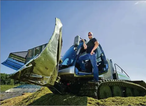  ??  ?? Unternehme­r Matthias Tasch schiebt mit der umgebauten Pistenraup­e ein Silo an der Biogasanla­ge in Menteroda. Die gilt als die größte in der Region. Derzeit bringen bis zu  Lastwagen täglich Ganzpflanz­ensilage und Mais. Fotos: Daniel Volkmann ()