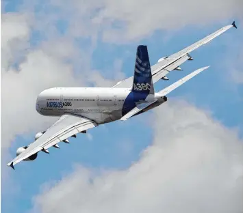  ?? Foto: Christophe Archambaul­t, afp ?? Der Riesen Airbus A380 ist unter Passagiere­n beliebt. Die Airlines halten sich aber mit Bestellung­en zurück. So besteht die Gefahr, dass Airbus das Programm irgendwann einstellen muss.