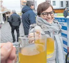  ??  ?? Zum Wohl: Ein Heißgeträn­k schmeckt auch bei milden Temperatur­en.