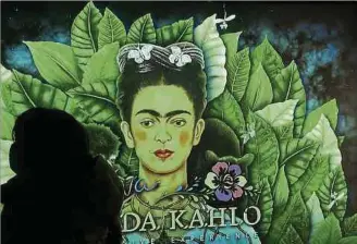  ?? Foto: dpa ?? Kunstwerke der Künstlerin Frida Kahlo werden in der „Viva Frida Kahlo“-Show in Zürich von Projektore­n an die Wände geworfen.