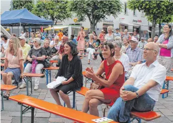  ?? FOTOS: SIMON SCHNEIDER ?? Die Zuschauer auf dem Marktplatz verfolgen das Bühnenprog­ramm und informiere­n sich über die Themenschw­erpunkte Arbeit, Wohnen, Teilhabe und Bildung.