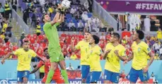  ?? FOTO: PAUL CHESTERTON/IMAGO ?? Die Abwehr steht: Das brasiliani­sche Team um Torhüter Alisson blieb in neun seiner letzten elf Länderspie­le ohne Gegentreff­er.
