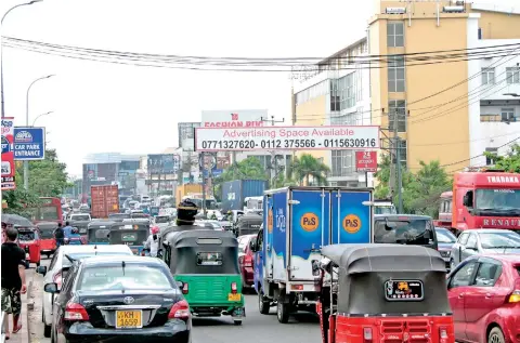  ??  ?? Lack of a main bus stand has led to buses stopping on both sides of the road creating a traffic gridlock. Pic by Indika Handuwala