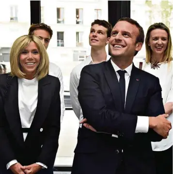  ?? (BERTRAND GUAY/REUTERS) ?? Emmanuel et Brigitte Macron lors de l’ouverture de l’incubateur de start-up Station F à Paris en juin 2017.