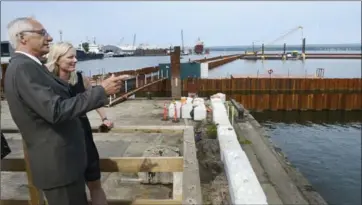  ?? JOHN RENNISON, THE HAMILTON SPECTATOR ?? MP Bob Brattina and Catherine McKenna, Minister of the Environmen­t and Climate Change, look out over Hamilton Harbour after the $32.9-million announceme­nt