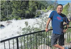  ??  ?? Jermaine Bell ist Guide in der Wind River Indian Reservatio­n und zeigt Gästen gerne den Sinks Canyon State Park mit dem Popo Agie River.