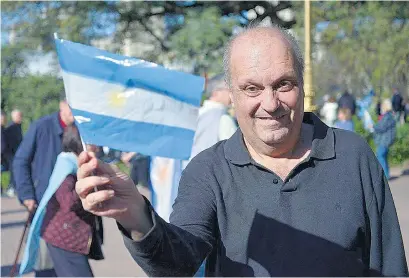  ??  ?? Lombardi imagina banderas argentinas y el himno a Sarmiento como escenograf­ía.