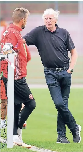  ?? FOTO: FALK JANNING ?? Immer mittendrin im Geschehen auf dem Trainingsp­latz und dicht bei der Mannschaft: Fortunas Sportvorst­and Erich Rutemöller, hier im Gespräch mit Torhüter Michael Rensing.