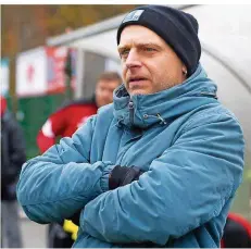  ?? FOTO: SCHLICHTER ?? Trainer Andreas Ganz ist mit Bischmishe­im Landesliga-Tabellenfü­hrer. Heute um 19 Uhr bekommt es der FV mit Viertligis­t Elversberg zu tun. Ganz sagt: „Die Mannschaft und der Verein haben sich dieses Erlebnis verdient.“