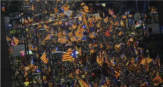  ?? Bild: EMILIO MORENATTI ?? VILL FOLKOMRÖST­A. Massdemons­tration i Barcelona på Katalonien­s nationalda­g ”La Diada” den 11 september i år.