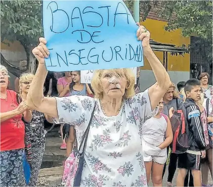  ?? TWITTER @DOMENECH_NEWS ?? Bronca. Los vecinos marcharon ayer para reclamar más seguridad en la zona.