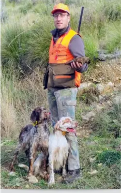  ?? ?? Arturo Sorrentino con Pank, setter tricolore fegato, e Dior, setter bianco arancio, fotografat­i al termine di una bella giornata di caccia a monte Petrino, nel comune di Mondragone