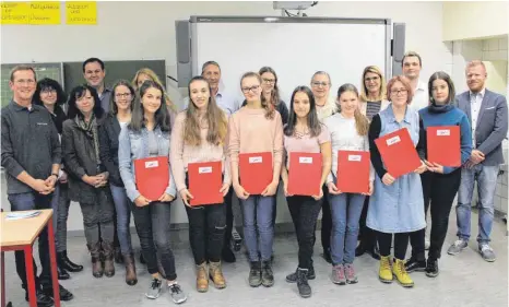  ?? FOTO: BBQ ?? Neuntkläss­lerinnen schnuppern beim Girls’ Day in technische Berufe rein.