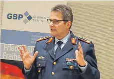  ?? FOTO: RAPP-NEUMANN ?? Luftwaffen­general Jürgen Knappe hat beim Neujahrsem­pfang des Bundesspra­chenamts und der Gesellscha­ft für Sicherheit­spolitik über Einsätze der Streitkräf­te im Inneren gesprochen.