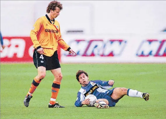  ?? FOTO: PERE PUNTÍ ?? Dan Eggen, con la camiseta del Alavés, mira a un joven Raúl Tamudo, en el suelo