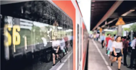  ?? FOTO: RALPH MATZERATH ?? Aus einem Gleis des Bahnhofs Leverkusen-Mitte zog ein Jugendlich­er ein Messer und zwang so den Lokführer einzugreif­en.