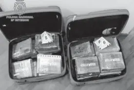  ??  ?? Paquetes de cocaína guardados en maletas.