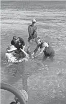  ?? PROVIDED BY MOTE MARINE LABORATORY AND AQUARIUM ?? Biologists conduct a field examinatio­n of an endangered smalltooth sawfish that was recovered in the Florida Keys on
April 5. The fish have been suffering from a condition known as “whirling,” which is when fish swim in circles at the surface before dying.