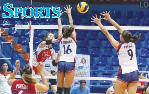  ?? PSL PHOTO ?? SPORTS Cignal HD Spikers’ Rachel Anne Daquis scores over the defense of Petron Blaze Spikers’ Cherry Rondina and Mary Remy Palma during their 2017 Philippine Superliga All-Filipino Conference game June 22, 2017 at the San Juan Arena.
