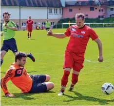  ?? Foto: Horst Hörger ?? Wie hier Carlo Kühner (rotes Trikot) scheiterte­n die Weißenhorn­er an ihrer Chancen verwertung.