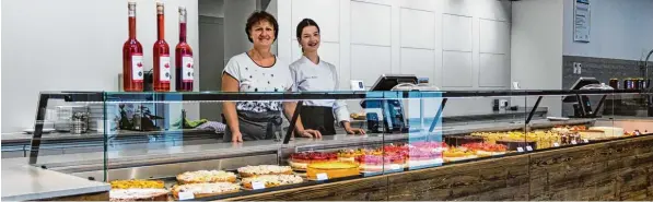  ?? Foto: Anna Marie Mayr ?? In Mariandl’s Hofcafé in Dasing Unterzell präsentier­en die Konditorme­isterin Marianne Großmann und ihre Mutter Helga stolz ihr Tortenbuff­et.