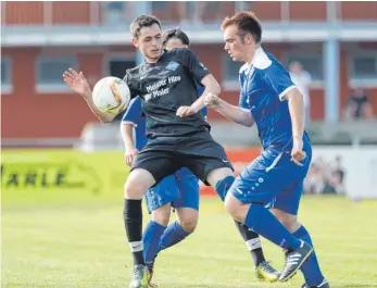  ?? FOTO: VOLKER STROHMAIER ?? Der SV Schemmerho­fen (hier Marco Eh) ist der klare Meistersch­aftsfavori­t in der Kreisliga A II.