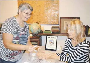  ?? SHARON MONTGOMERY-DUPE/CAPE BRETON POST ?? Joan McNeil, left, of Glace Bay, does a demonstrat­ion of the apple pumpkin pie scrub from her daughter’s company Scrubs Inspired, with author Teresa O’Brien at the Glace Bay Heritage Museum Old Town Hall in Glace Bay. McNeil will be giving...