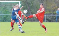  ?? ARCHIV-FOTO: THOMAS WARNACK ?? Dennis Heiß (li.) und die Sportfreun­de Hundersing­en warten noch immer auf den ersten Dreier.