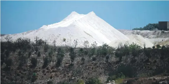  ?? PHOTO: JONATHAN BORG ?? nd
Dust from a giant pile of constructi­on sand at the Wied Inċita quarry has been blown onto nearby houses by the strong winds. The contractor said it will be removed.