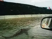  ??  ?? 鯊魚出現在積水的高速­公路上？實際上這只是一張合成­照。