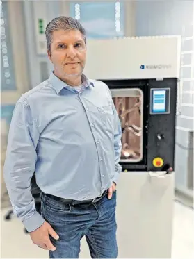  ?? ?? Werner Wurm im 3D-Labor der Salzburger Landesklin­iken.