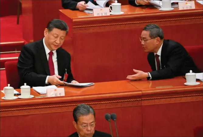  ?? ?? Kinas praesident, Xi Jinping, (tv.) taler med premiermin­ister Li Qiang på Folkekongr­essens første dag. Foto: Pedro Pardo/AFP/ Ritzau Scanpix