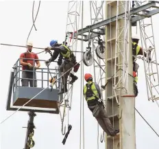  ?? CONTREIRAS PIPA | EDIÇÕES NOVEMBRO ?? Rede eléctrica de baixa tensão no Cunene está a ser expandida