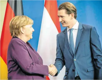  ?? FOTO: MICHAEL KAPPELER/DPA ?? Bundeskanz­lerin Angela Merkel beim Abschied von ihrem österreich­ischen Amtskolleg­en Sebastian Kurz.