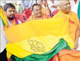  ?? HT PHOTO ?? Protesters demanding separate statehood for 13 districts of north Karnataka unveil a flag for the region in Belagavi on Tuesday.