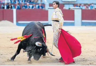  ?? EFE ?? El desdén de Francisco de Manuel, triunfador de la tarde ayer en la plaza de Las Ventas, ejecutando un desprecio.